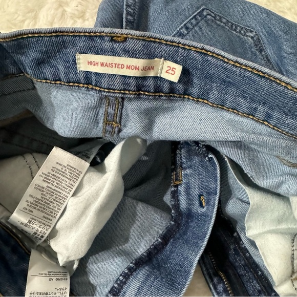 Levi’s High Waisted Mom Jeans in Blue Size 25 - Picture 3 of 11